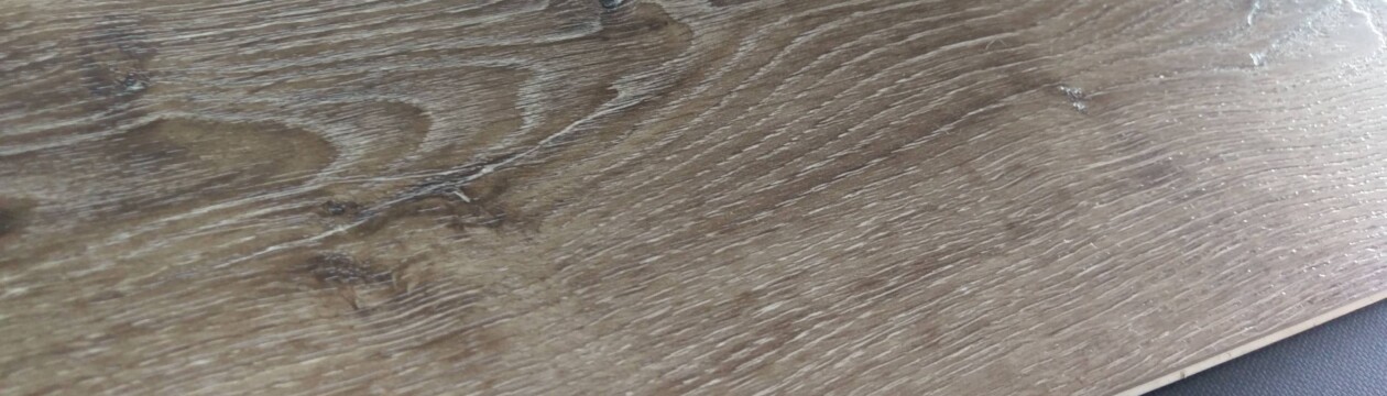 Piso flotante vinilico de PVC sistema click SPC LVT superior a WPC Listones vinilicos sistema click de oferta zona sur CASA BELFORTE