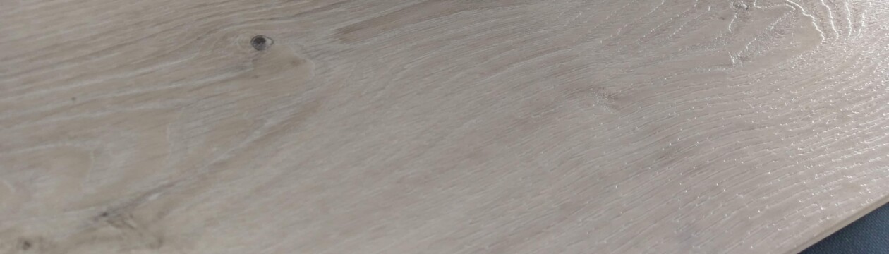 Pisos flotantes de PVC alto transito tecnologia superior a pisos vinilicos WPC. Nuevos SPC con nucleo a base de roca Pisos vinilicos encastrables en sistema click de 4mm alto transito