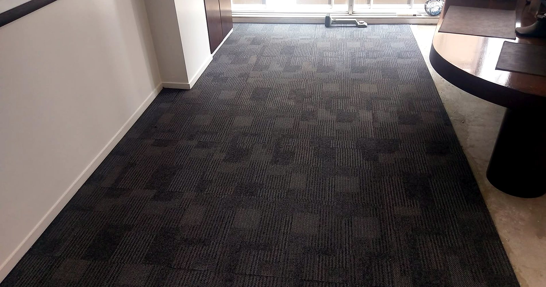 Alfombra modular instalada en espacio comercial