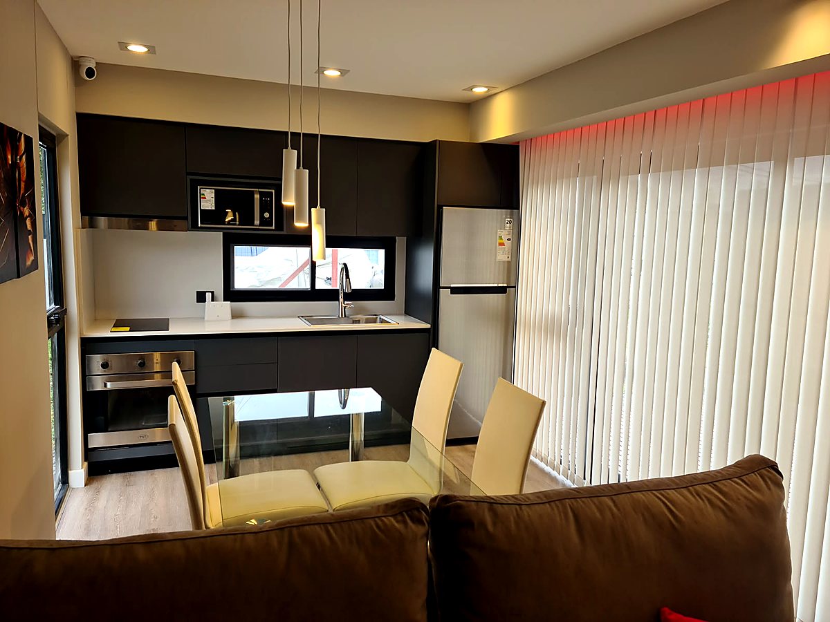 Ambiente con cortinas verticales