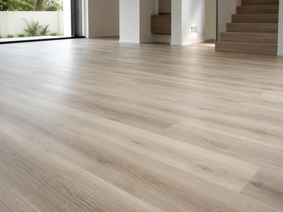 Piso vinílico LVT en listones